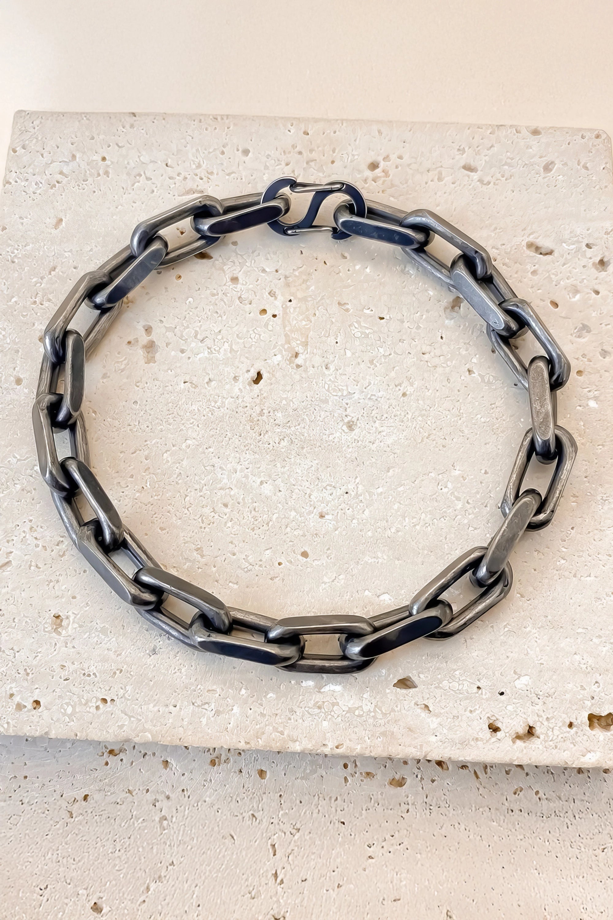 Teollisuustyylinen 8 mm:n kuubalaisketjurannekoru neliönmuotoisella lukolla