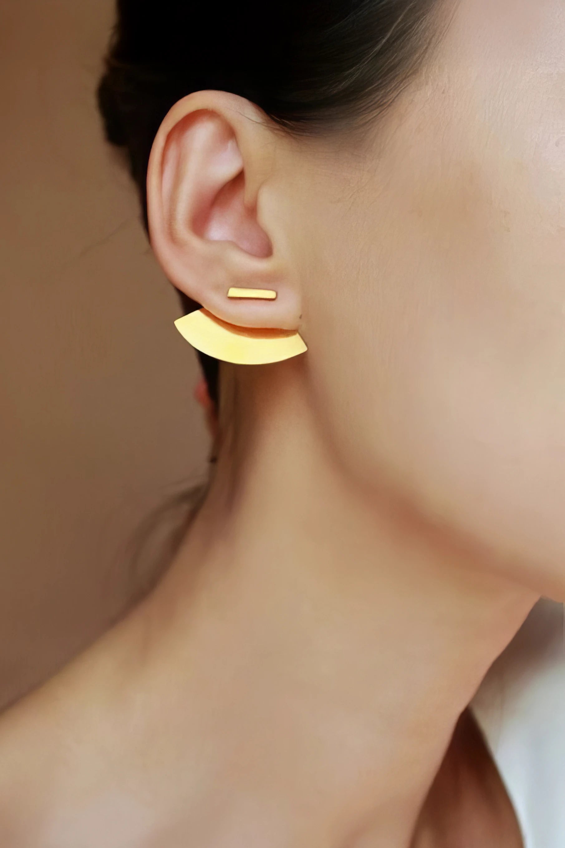Orecchini a pendente a forma di C color oro con zirconi e perle Orecchini a pendente a forma di C color oro con zirconi e perle